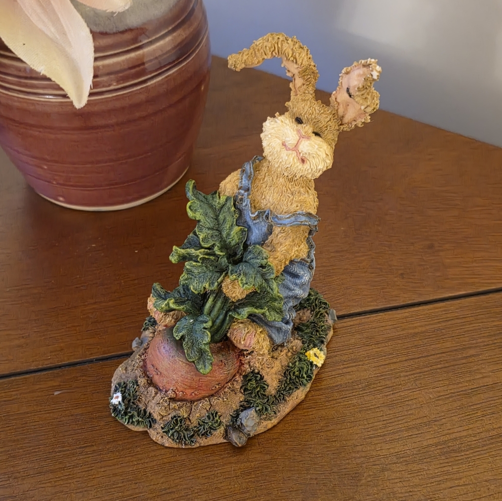 Boyds Bears And Friends Tugsley Hopplebuns Bunny Figurine with Carrot